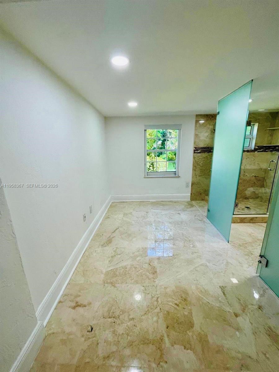 TOWN & RANCH ESTS - Residential Lease