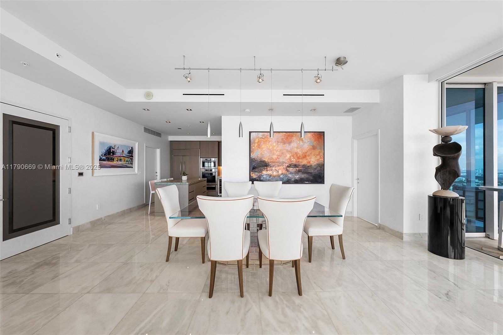 CONTINUUM ON SOUTH BEACH - Residential