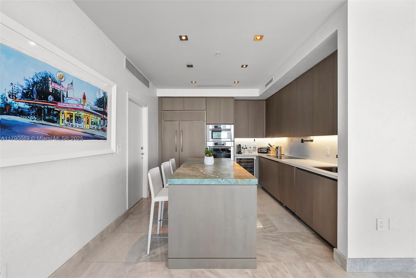 CONTINUUM ON SOUTH BEACH - Residential