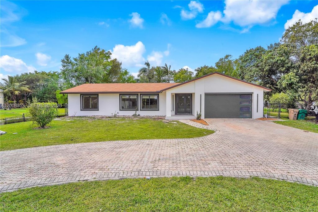 Photo of 4700 SW 110th Ave, Davie, FL 33328 (MLS # A12008353)