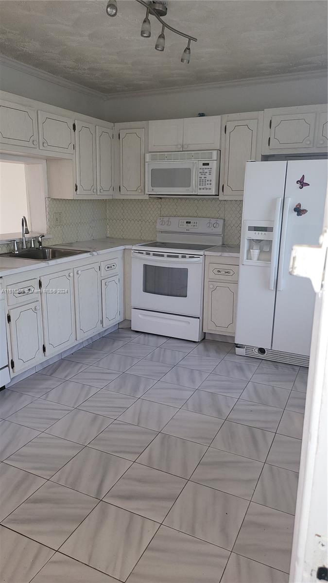 MEADOWBROOK CONDO APTS BL - Residential Lease