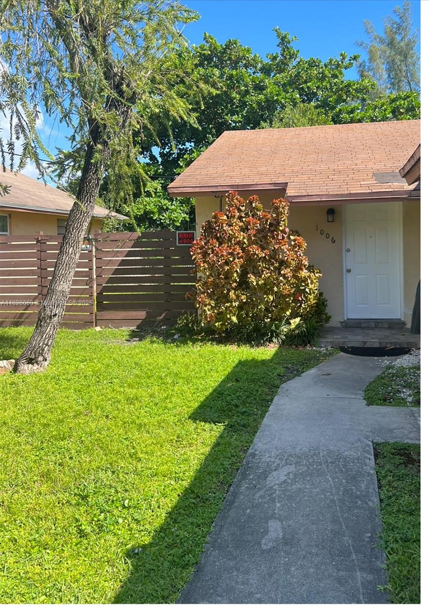 Beautiful 3-Bedroom Unit – Prime Location!
Well-maintained 3-bedroom, 2-bath unit featuring a functional layout, in-unit laundry, and two dedicated parking spaces. Conveniently located just east of I-95, with easy access to Gulfstream Casino, Aventura Mall, shopping, dining, and entertainment. Walking distance to schools and only 10 minutes from the beach. Don’t miss out—schedule your showing today!