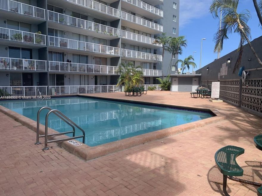 Beautiful 2 bedrooms, 1 bathroom apartment with view to Miami River. Washer and Dryer in the unit. Fully updated. 1 parking. Pool.
A must see!