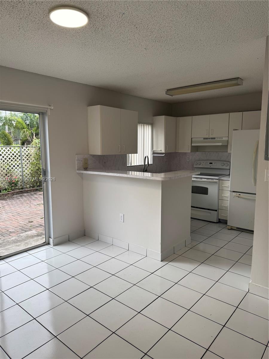 VISTA ALEGRE TOWNHOMES VI - Residential Lease