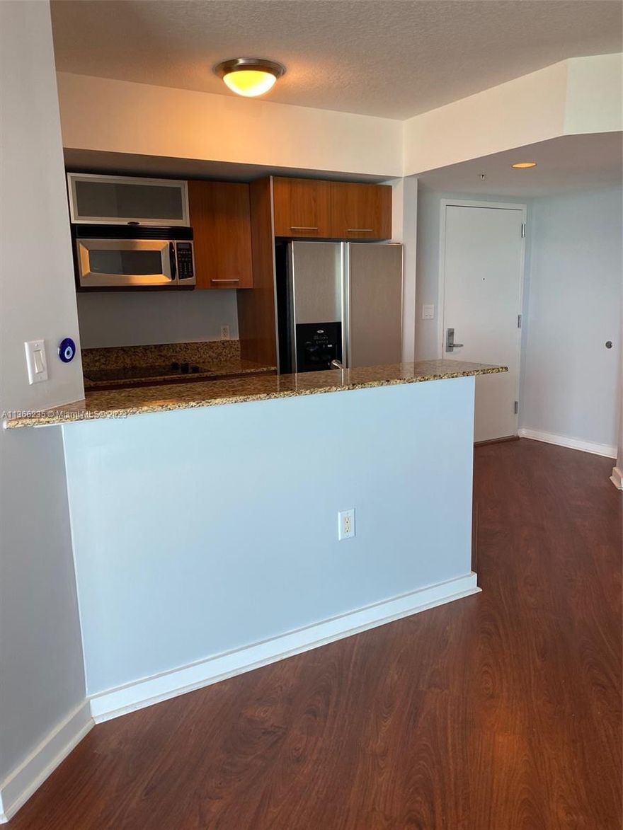 Beautiful 1/1 condo in the center of Dadeland. Wonderful view of the city and in a clear day even the bay. This beauty has laminate wood floors throughout , open floor plan, walk in closet and washer & dryer. Modern kitchen with stainless steel appliances and granite. Wonderful building, with pool, gym and community center. Walk in distance to Metro rail, Publix and Dadeland Mall. Very easy to show.