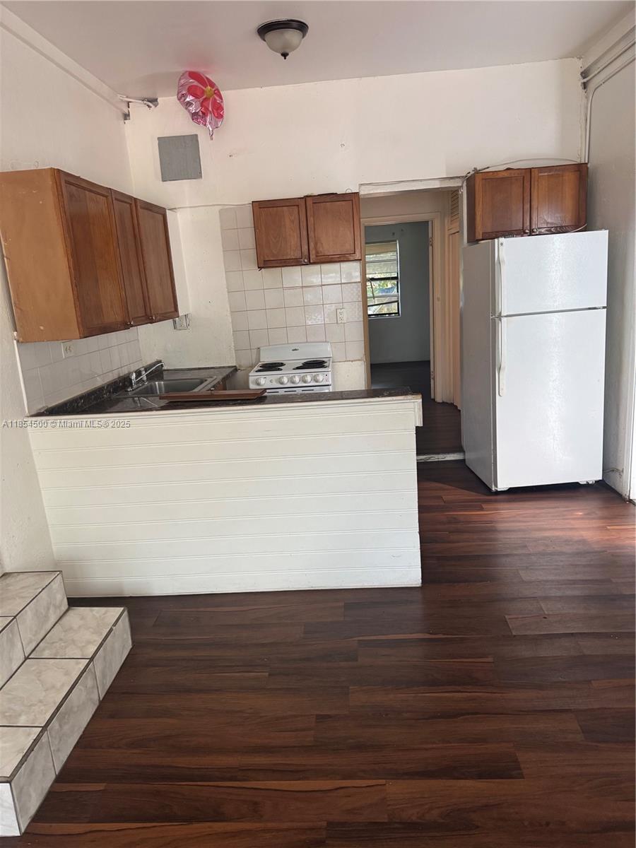 Nice 2 bedroom 1 baths unit. Very clean, tiled throughout with Stove and Refrigerator. Property is close to all Major Highways, Beaches, Malls, Recreations, Parks, Shopping Center, Fitness centers and other Amenties