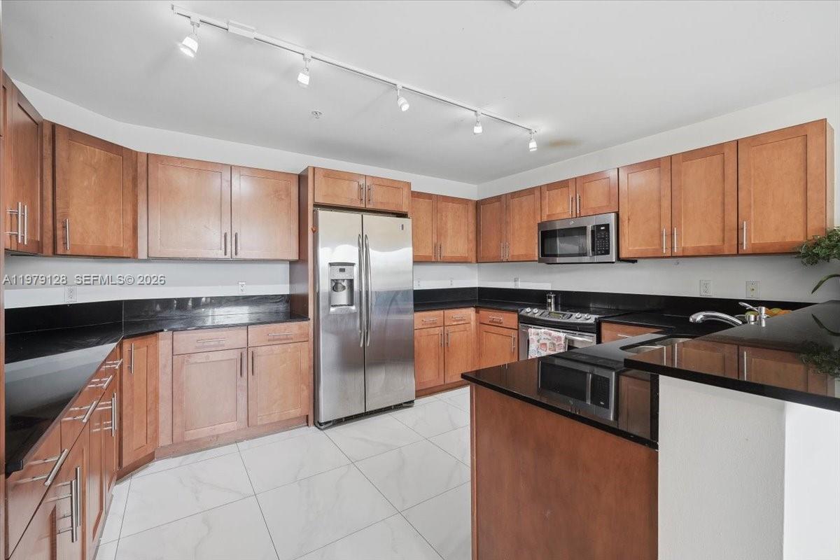 COLONNADE AT DADELAND SE - Residential