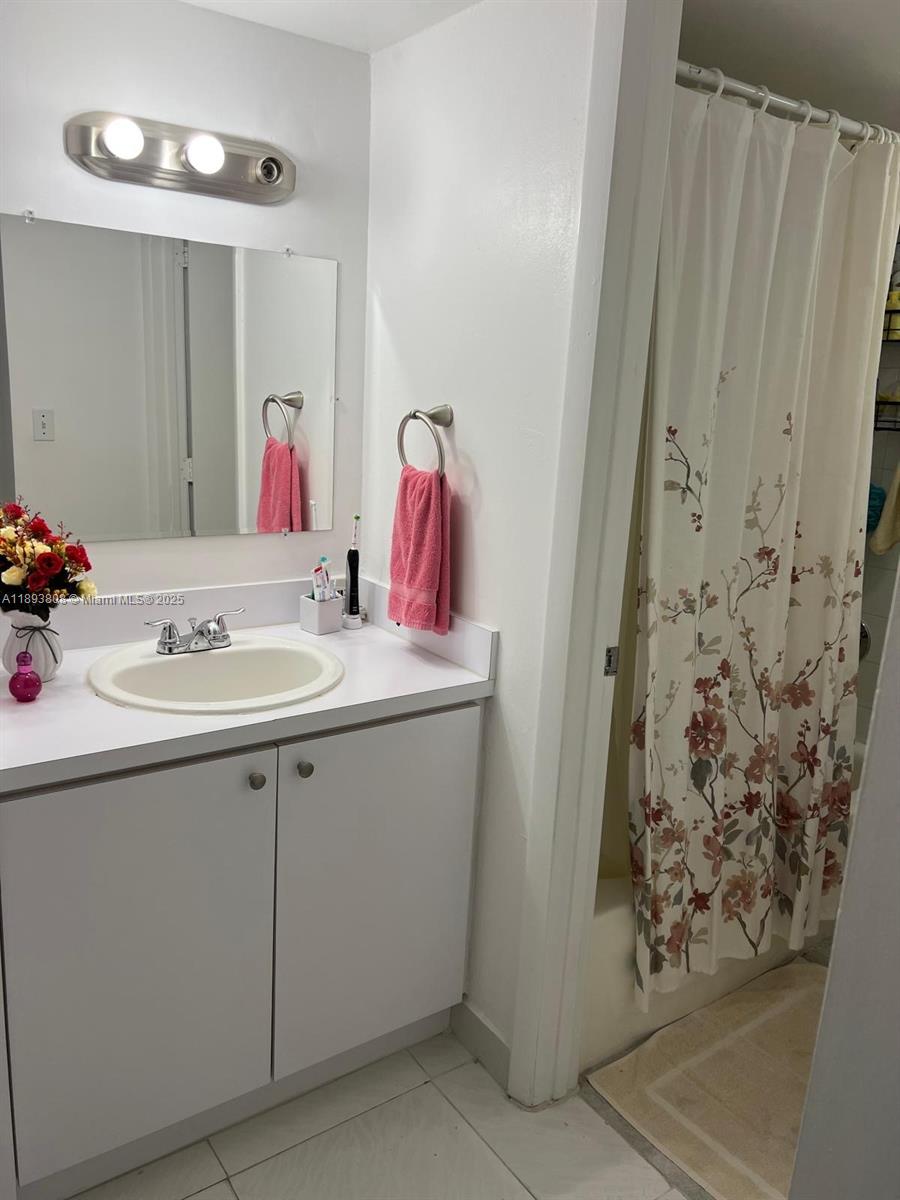 PLAZA OF AMERICAS CONDO P - Residential Lease