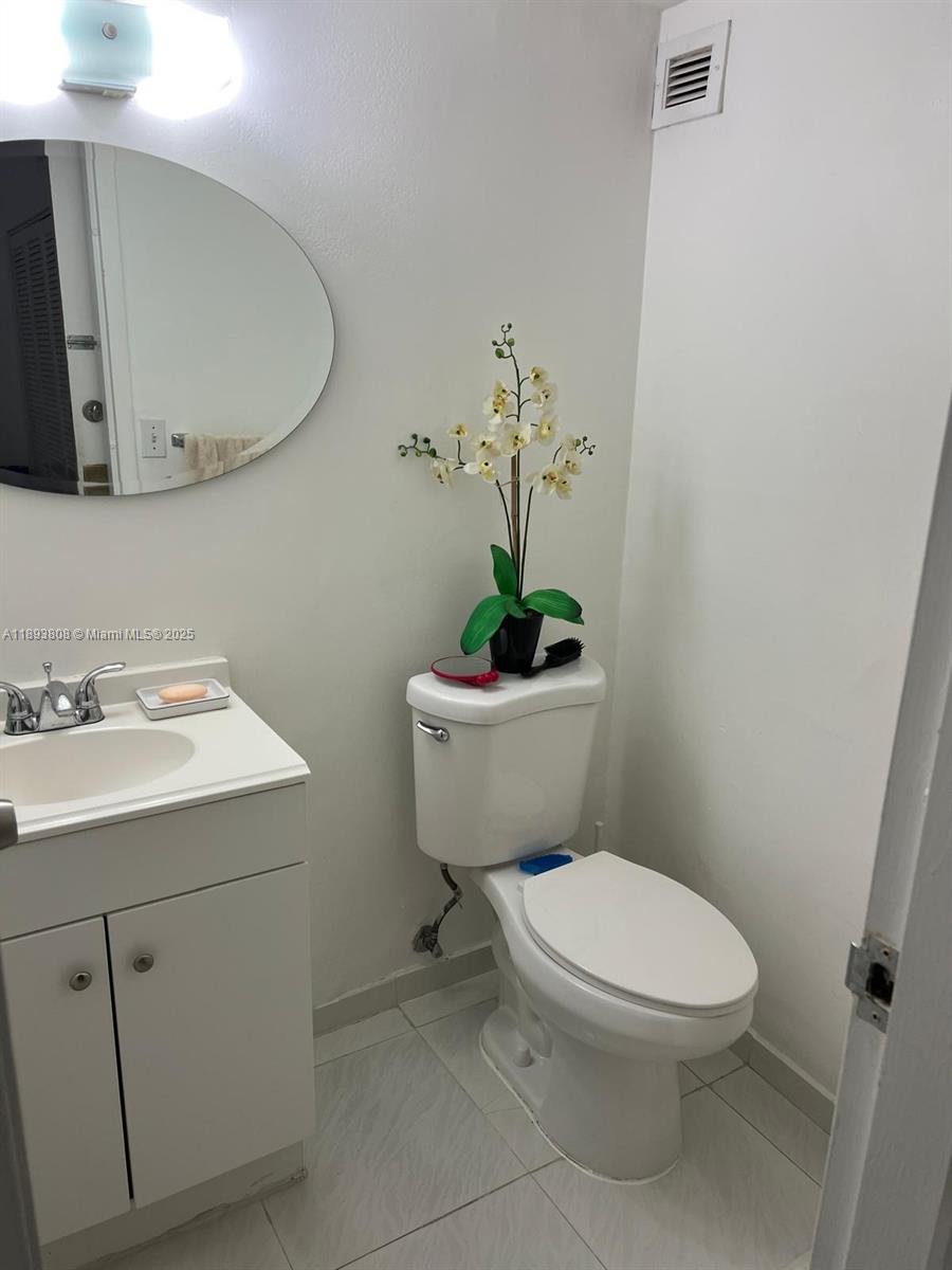 PLAZA OF AMERICAS CONDO P - Residential Lease