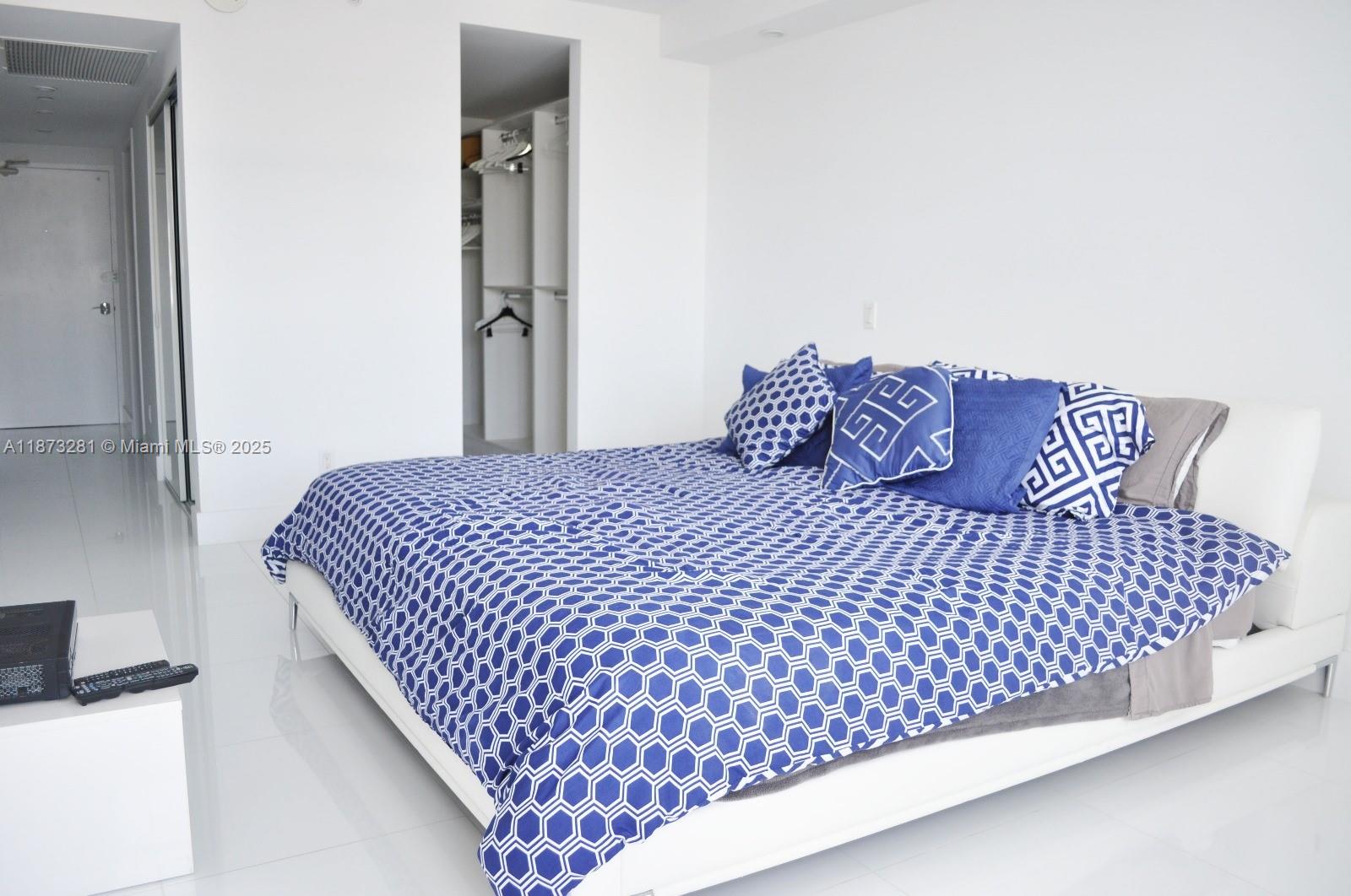 THE DECOPLAGE CONDO - Residential Lease