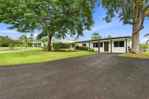 Photo of 450 SW 1st St, Boca Raton, FL 33432 (MLS # A12069598)