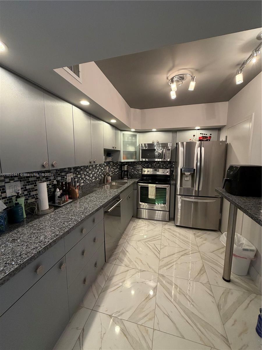 ARLEN HOUSE CONDO - Residential