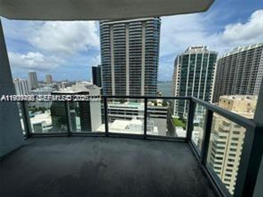 AMAZING 1 BED / 1.5 BATHS AT 1060 BRICKELL AVE. BEST LINE IN THE BUILDING, OFFERING ENDLESS BAY VIEWS, BRICKELL AVENUE IS IN THE HEART OF MIAMI'S FINANCIAL DISTRICT, JUST STEPS FROM MARY BRICKELL & METRO MOVER. LIVE IT...LOVE IT!!