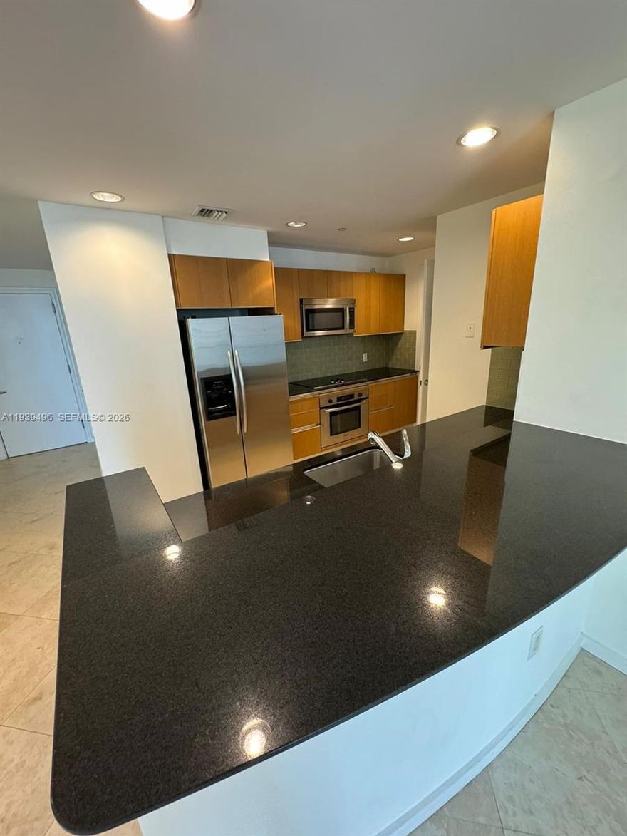 AMAZING 1 BED / 1.5 BATHS AT 1060 BRICKELL AVE. BEST LINE IN THE BUILDING, OFFERING ENDLESS BAY VIEWS, BRICKELL AVENUE IS IN THE HEART OF MIAMI'S FINANCIAL DISTRICT, JUST STEPS FROM MARY BRICKELL & METRO MOVER. LIVE IT...LOVE IT!!