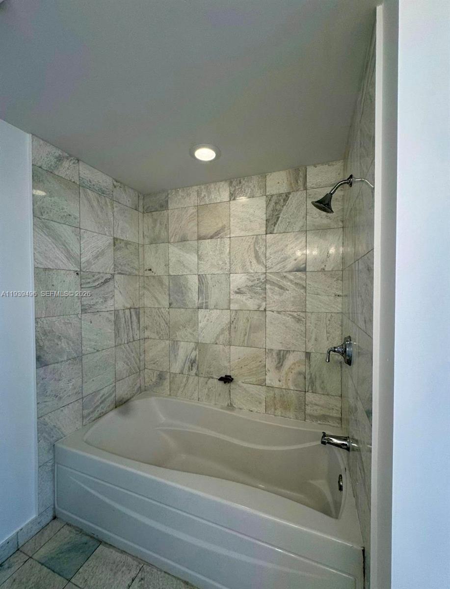 1060 BRICKELL CONDOUNIT - Residential