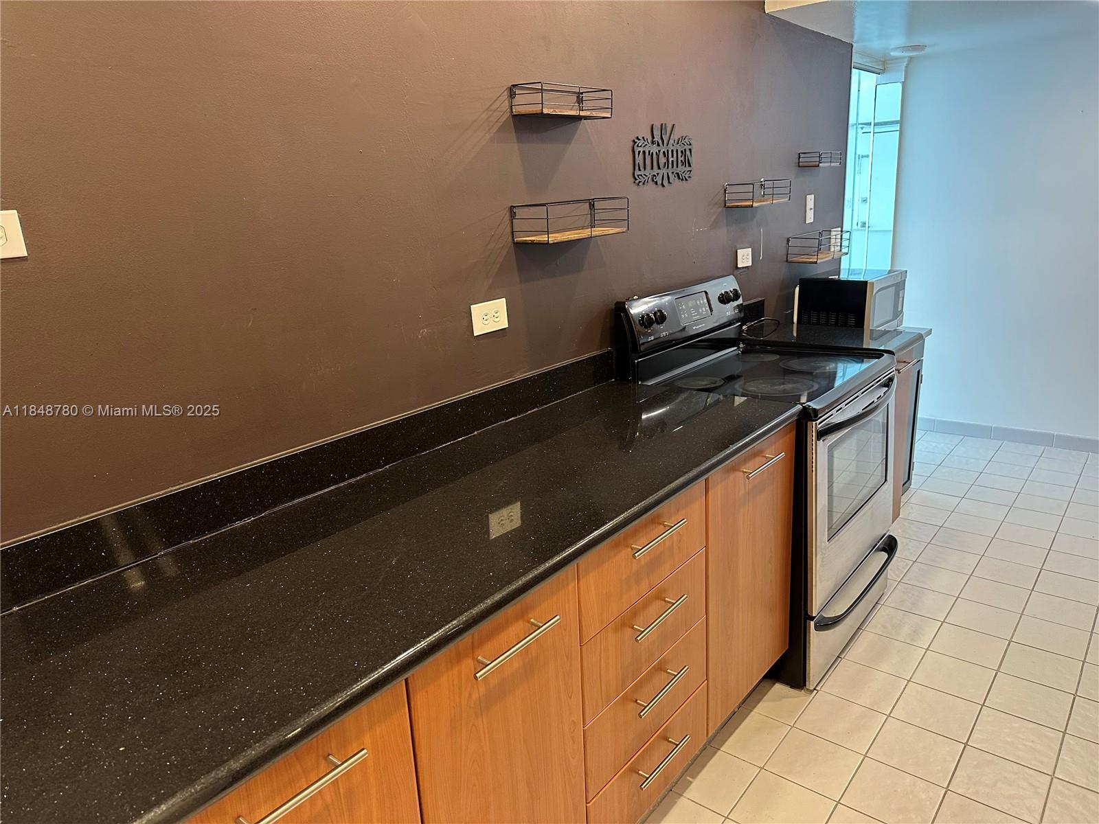 6039 Collins Ave 826