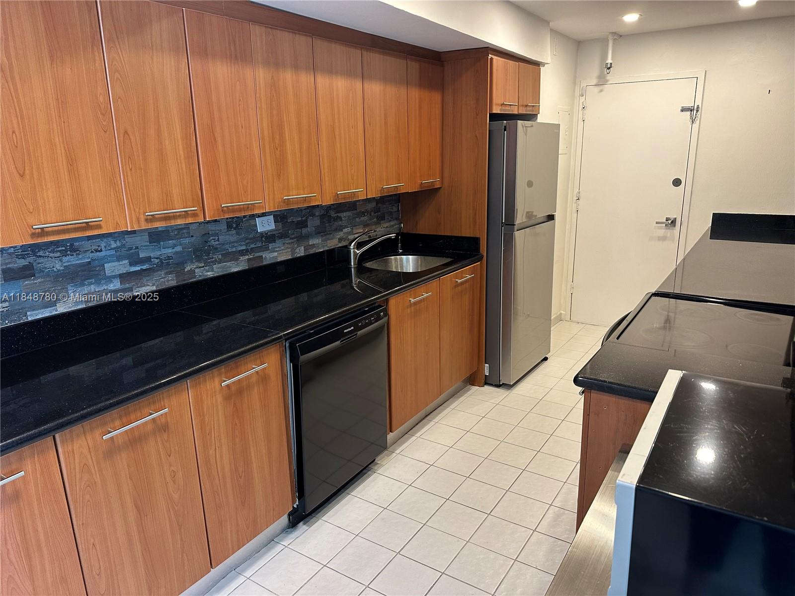 6039 Collins Ave 826