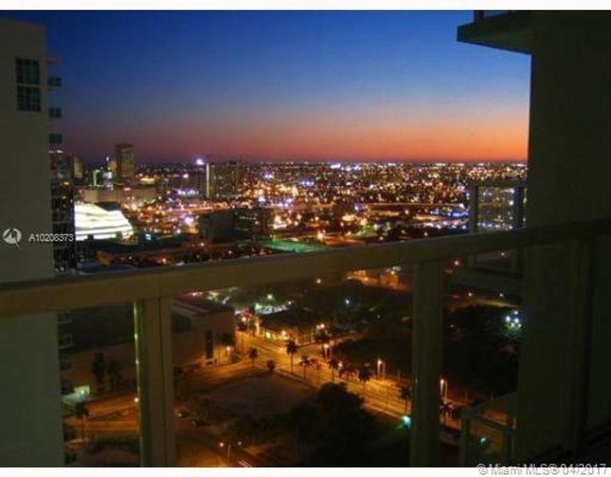 GORGEOUS 1 BEDROOM 1.5 BATHROOM WITH NICE CERAMIC TILE AND DARK WOOD FLOORS. EXCELLENT CITY VIEWS. BUILDING HAS A STATE-OF-THE-ART FITNESS CENTER, 2 POOLS, RESIDENTIAL LOUNGES, AND MUCH MORE. CLOSE TO DOWNTOWN, DESIGN DISTRICT AND SOUTH BEACH.
