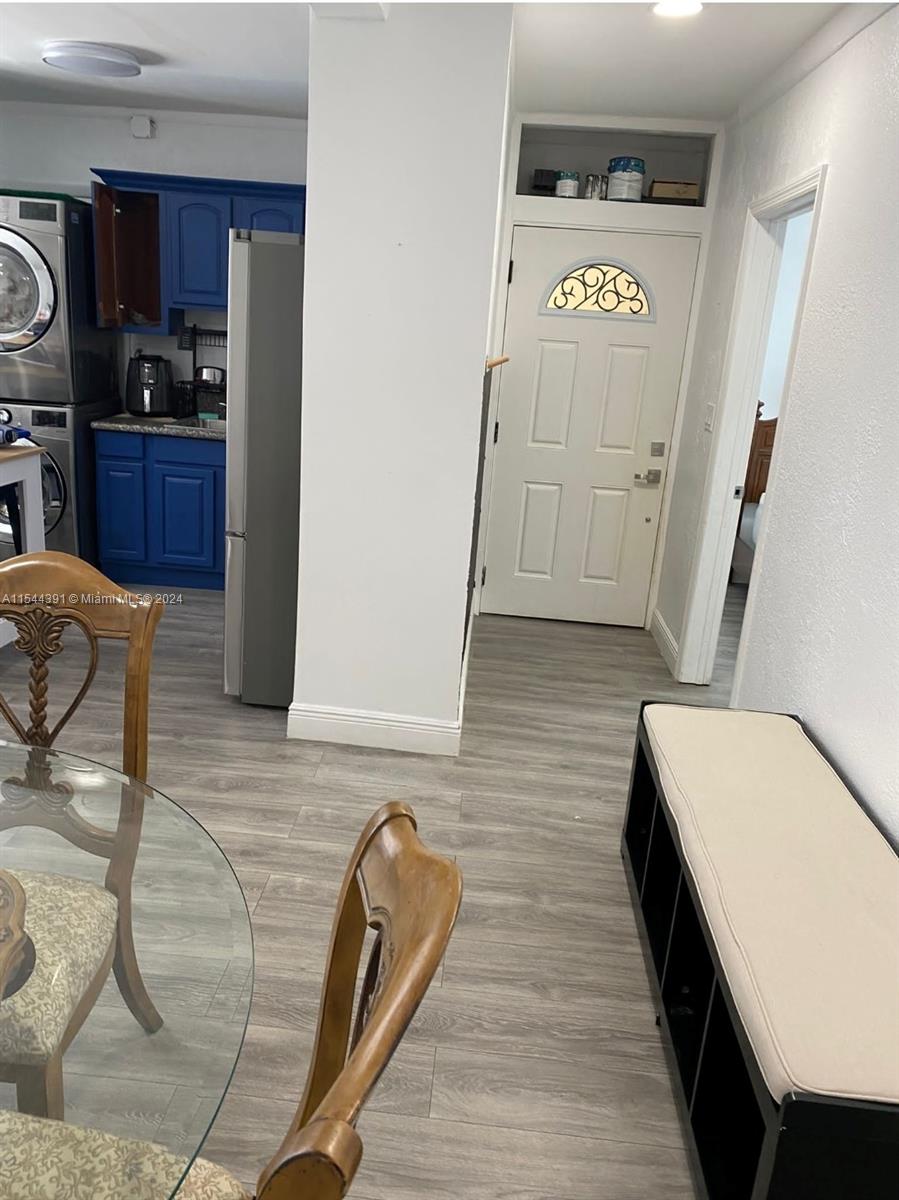 Spacious 2-bedroom apartment ubicate on a second floor, convenient location, close to public transportation and restaurants.
Just minutes from the beach! Quiet neighborhood, ideal for a comfortable living experience".
It could be rented Unfurnished or furnished, and the internet and cable are included. small pet ok.
Washer and dryer inside unit.