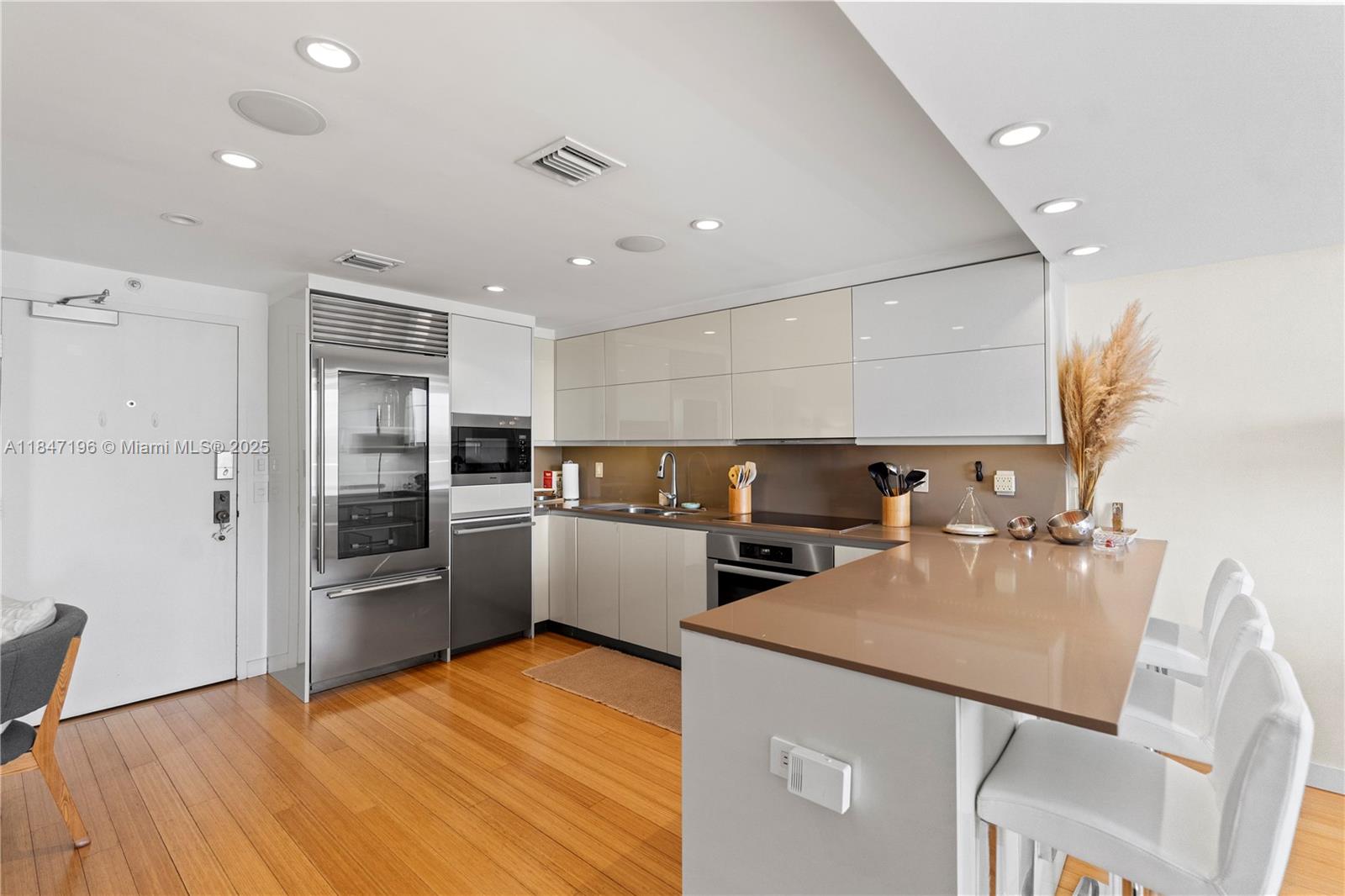 BRICKELL HARBOUR CONDO - Residential