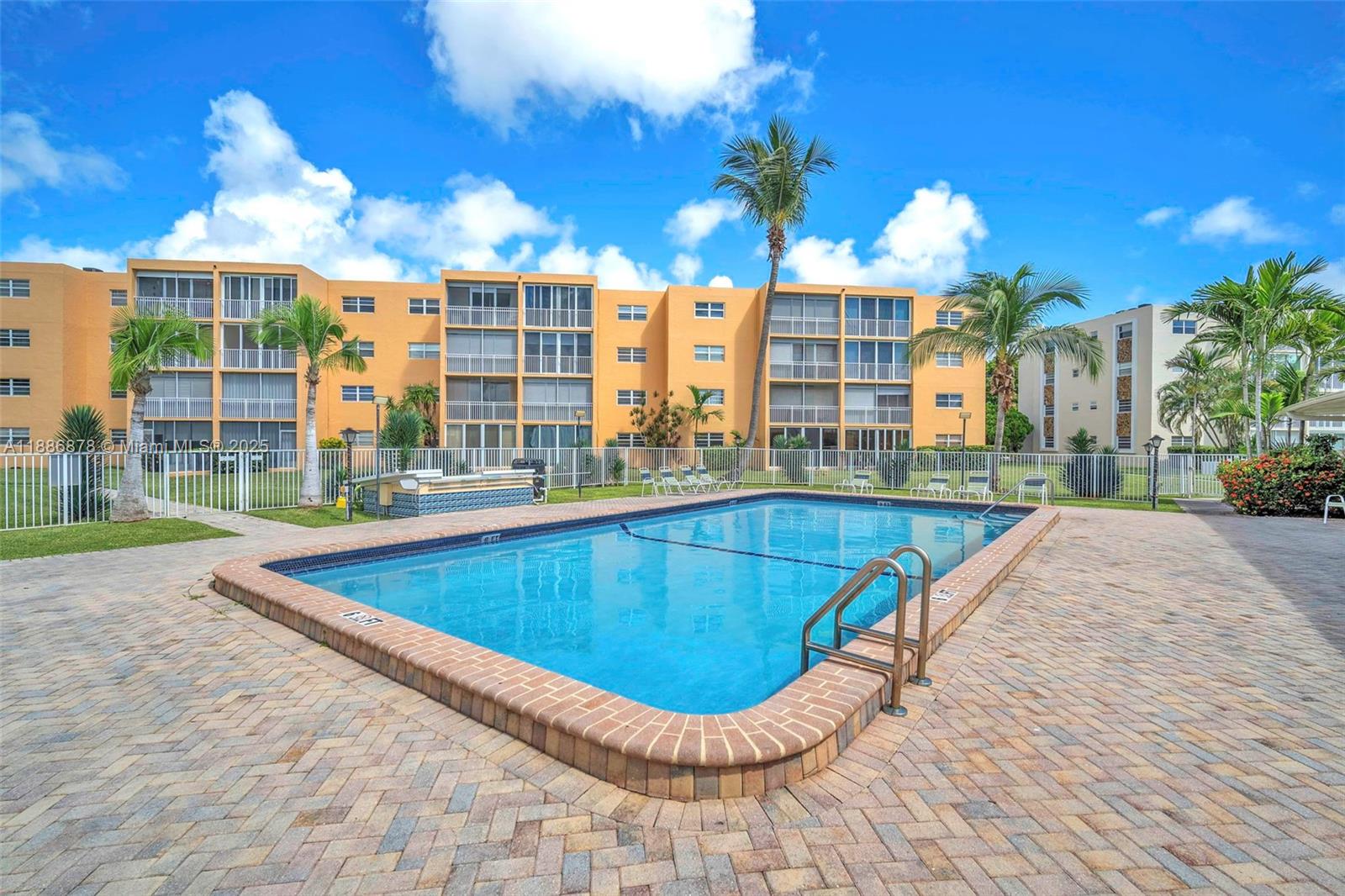 MEADOWBROOK LAKES CONDO - Residential