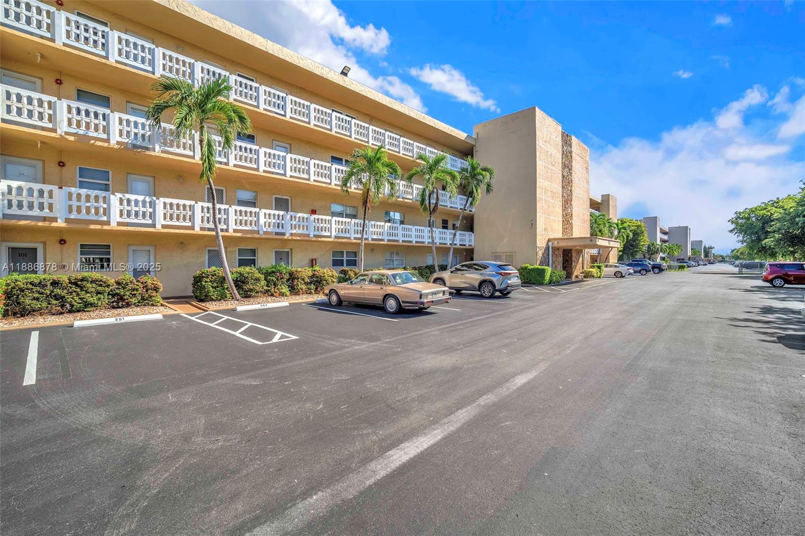 MEADOWBROOK LAKES CONDO - Residential