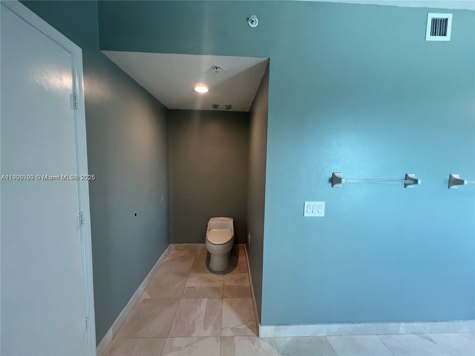 THE OAKS I CONDO - Residential