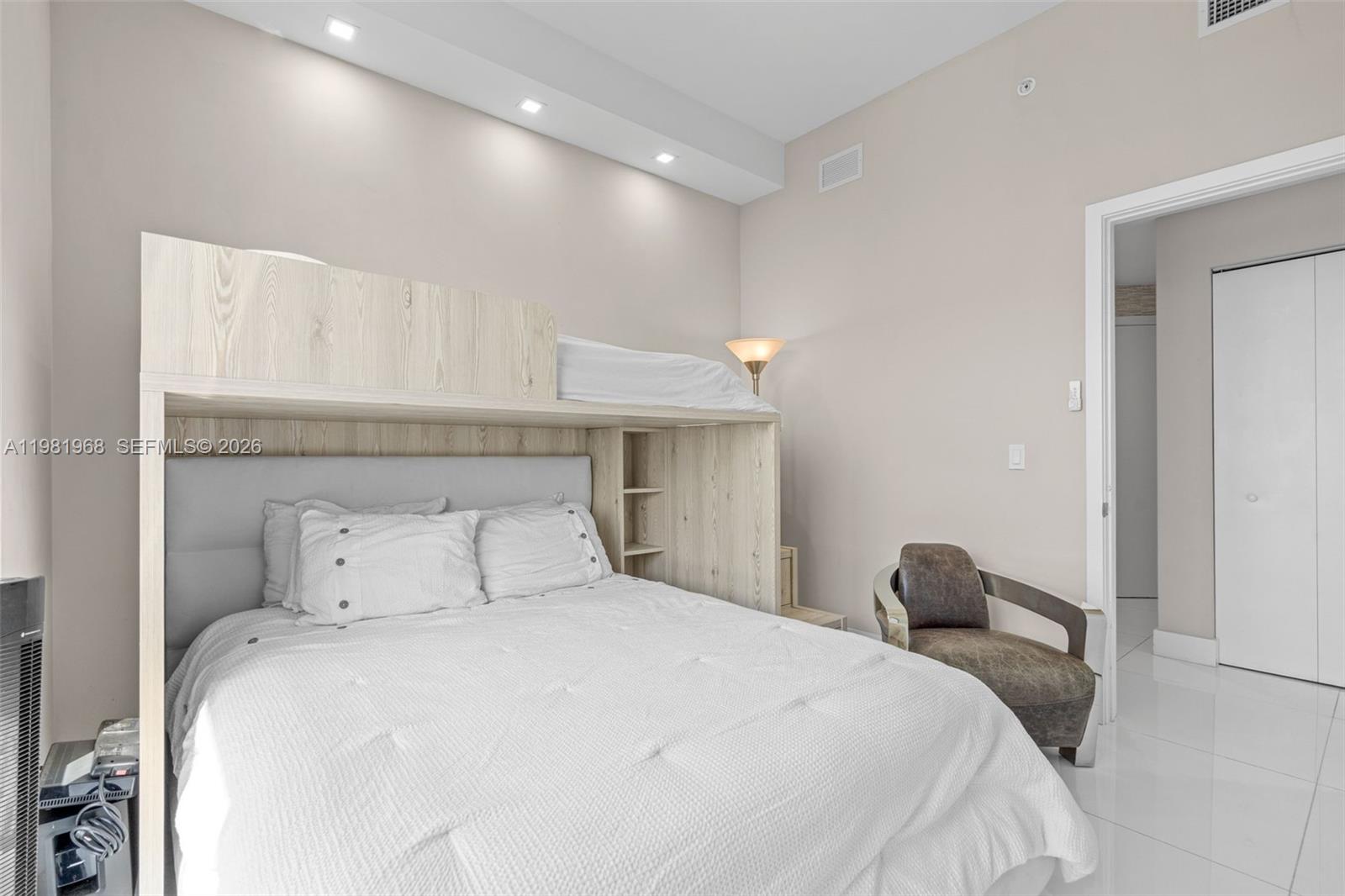 THE HARBOUR NORTH CONDO - Residential