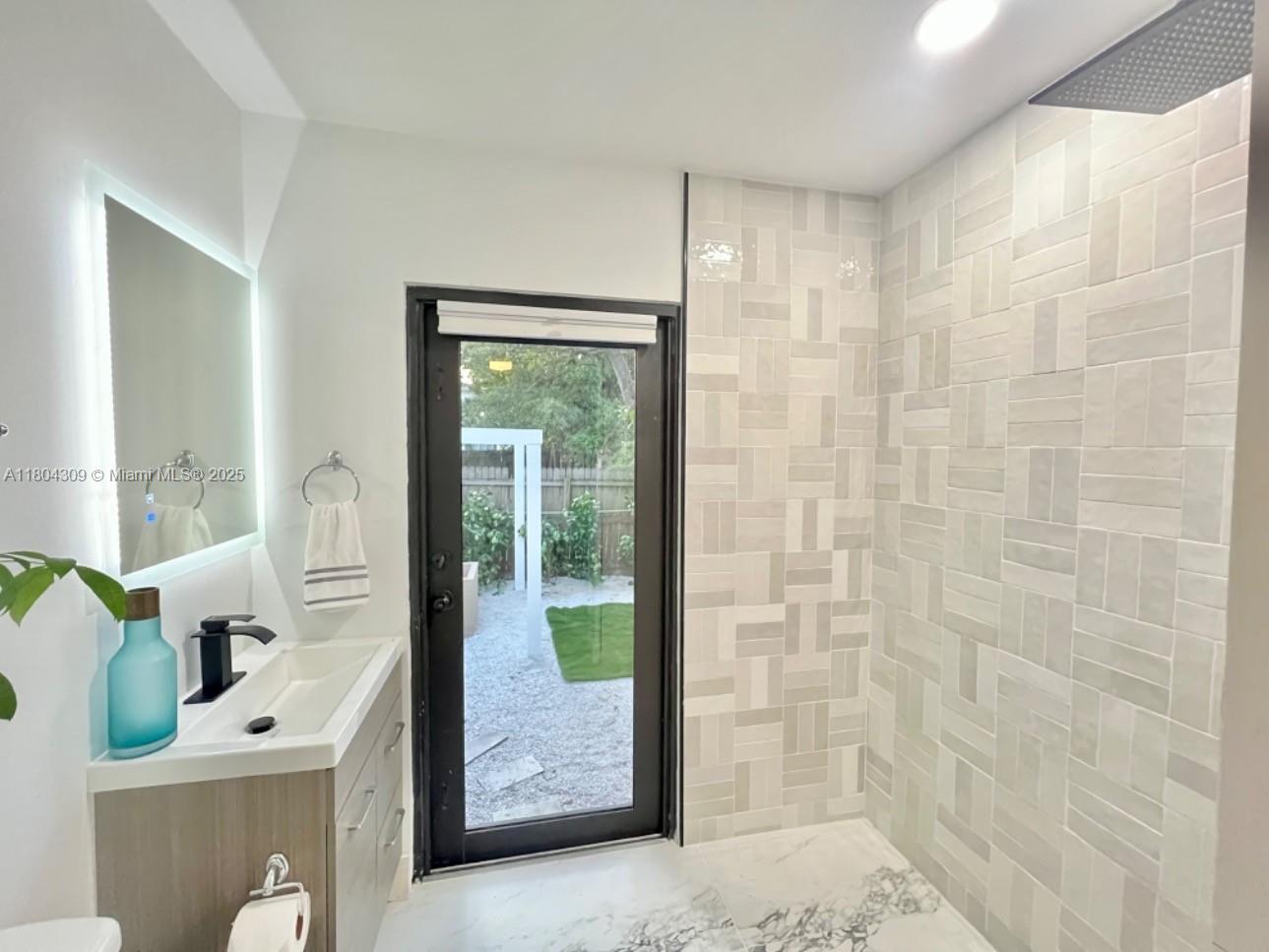 ROYAL PALM GARDENS - Residential Lease