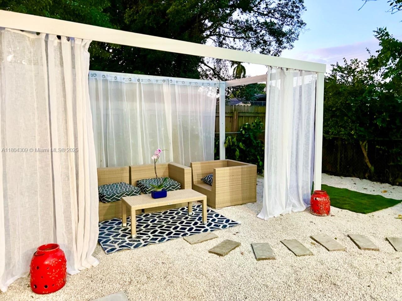 ROYAL PALM GARDENS - Residential Lease