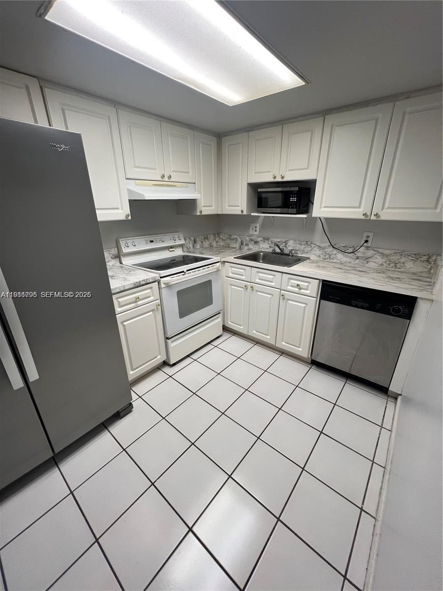 CAPTIVA LAKES VILLAS COND - Residential Lease