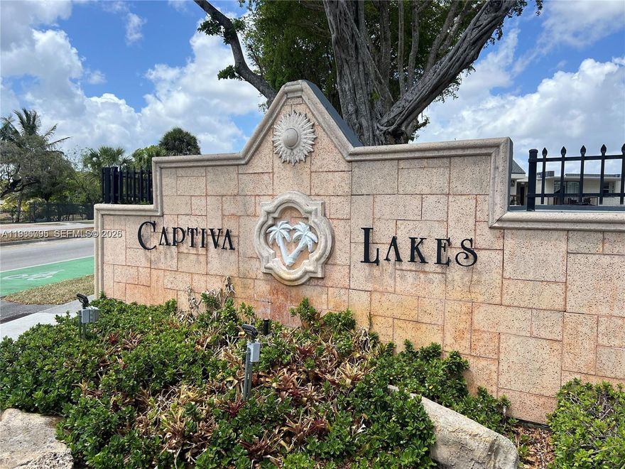 Spacious 1/1 ground floor apartment. Featuring a large fenced backyard. Ceramic tile flooring through out. Plenty
of storage, walk-in closet. Community pool/hot tub, gym. Centrally located in west Kendall right off of Kendall
Drive.