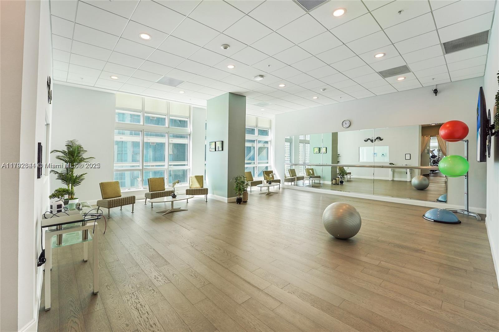 MET 1 CONDO - Residential