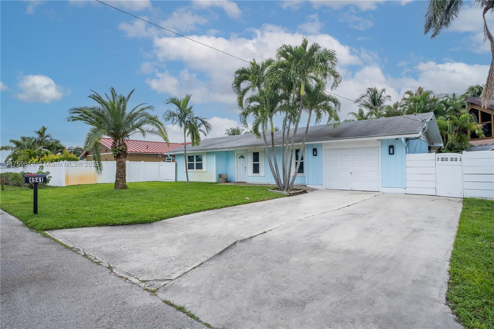 4541 SW 28th Ter