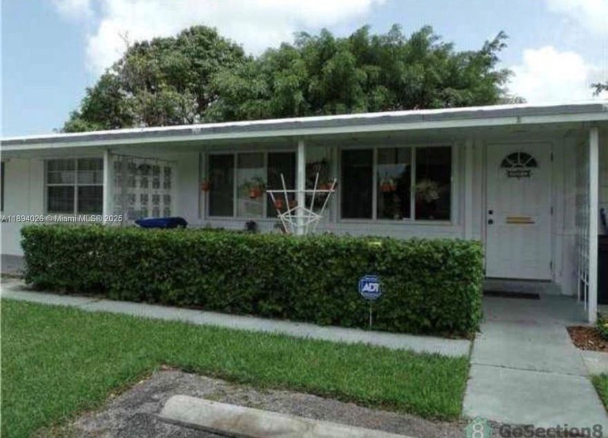 Spacious 1 bed / 1 bath apartment with beautiful water views, a full kitchen, and an open living area. Conveniently located close to major highways, shopping centers, and airports—perfect blend of comfort and accessibility!
