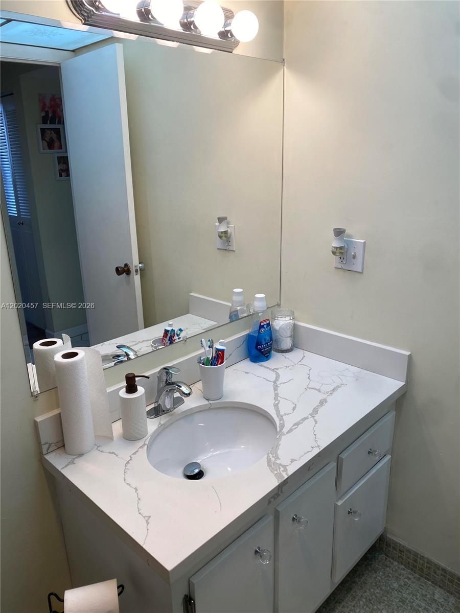 THREE HORIZONS SOUTH COND - Residential