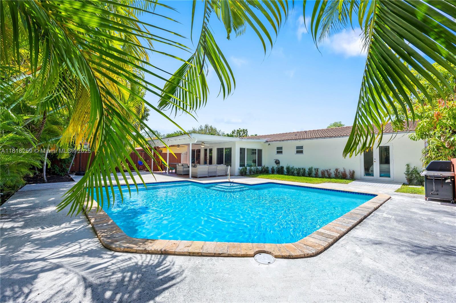 6751 Sw 48th St, Miami, Broward County, Florida - 3 Bedrooms  
2 Bathrooms - 