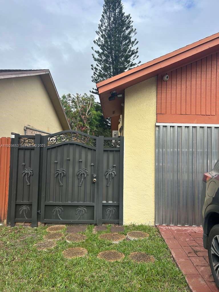 LINDGREN CENTRAL - Residential Lease