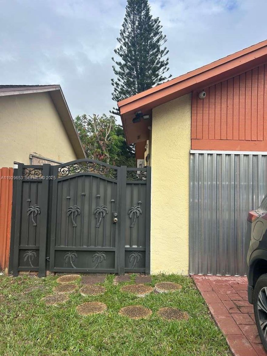 Efficiently furnished apartment located in an excellent area of ??Kendall near a school, pharmacy, and Publix. Includes electricity, water, internet, and one parking space.