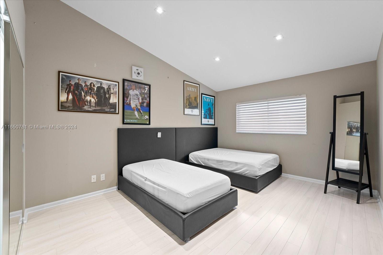 TOWNHOMES OF PORTSVIEW - Residential