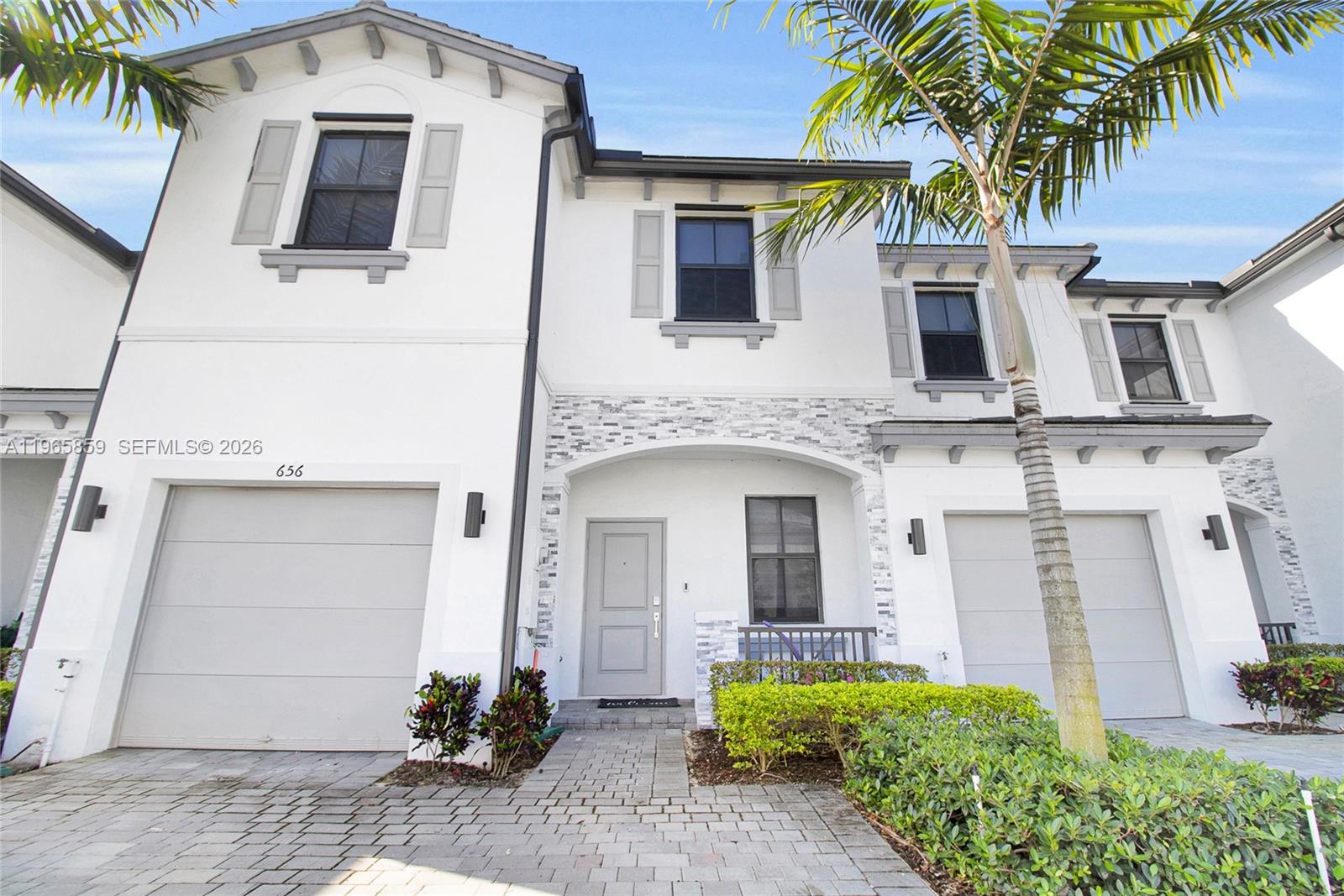 VISTA LAGO - Residential