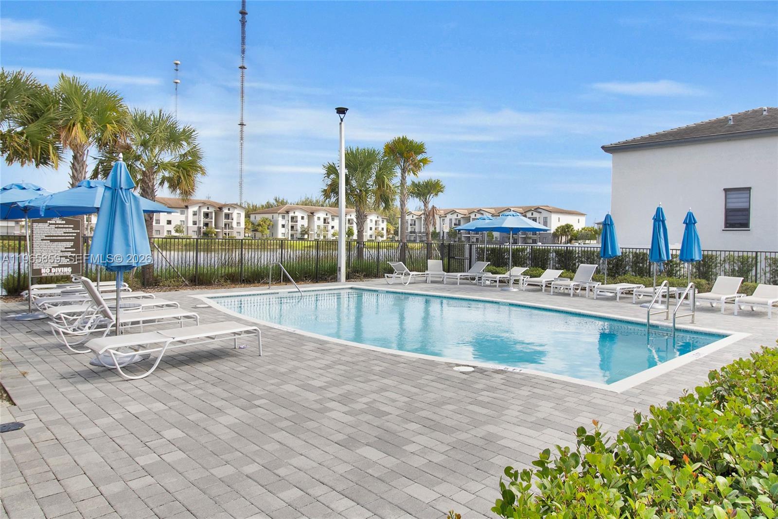 VISTA LAGO - Residential