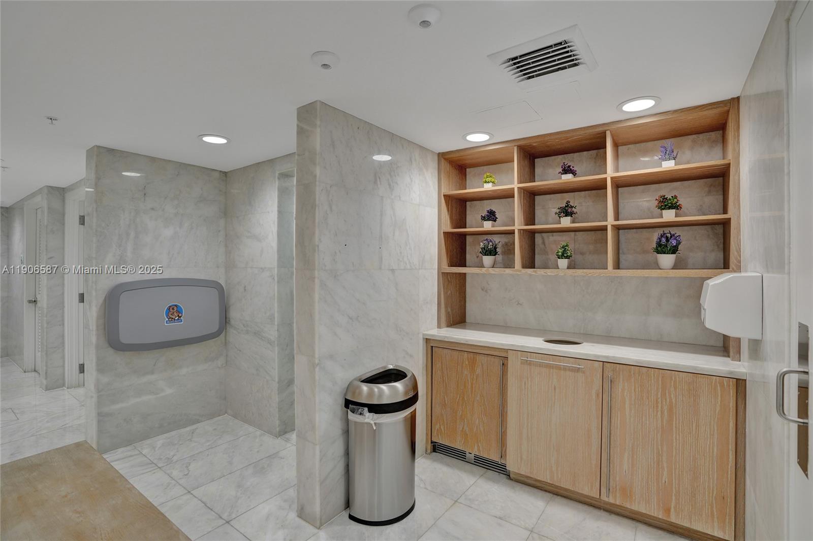 400 SUNNY ISLES CONDO EAS - Residential Lease