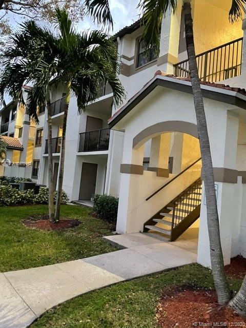 UPSCALE CONDO COMMUNITY LOCATED NEAR BEACHES, SHOPPING AND ENTERTAINMENT. NEUTRAL TILE FLOORS, OPEN KITCHEN WITH GRANITE COUNTER TOPS, NEW BATHROOM. HIGH CEILINGS, WASHER AND DRYER INSIDE THE UNIT, AND SPACIOUS WALK-IN CLOSET. PRETTY AS A PICTURE... ATTRACTIVE AND WELL MAINTAINED COMPLEX, RESORT STYLE LIVING WITH TENNIS, FITNESS CENTER, CLUBHOUSE, BBQ. LUSHLY LANDSCAPED GARDENS AND POOL. FLOOR PLAN MAKES THIS THE PERFECT HOME.