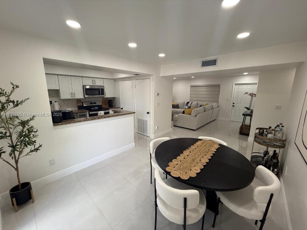 8401 SW 107th Ave 364E, Miami, FL, 33173/$324,900 4 8401 SW 107th Ave 364E