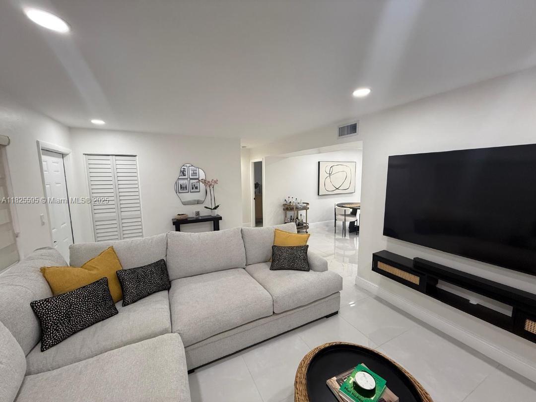 8401 SW 107th Ave 364E, Miami, FL, 33173/$324,900 2 8401 SW 107th Ave 364E