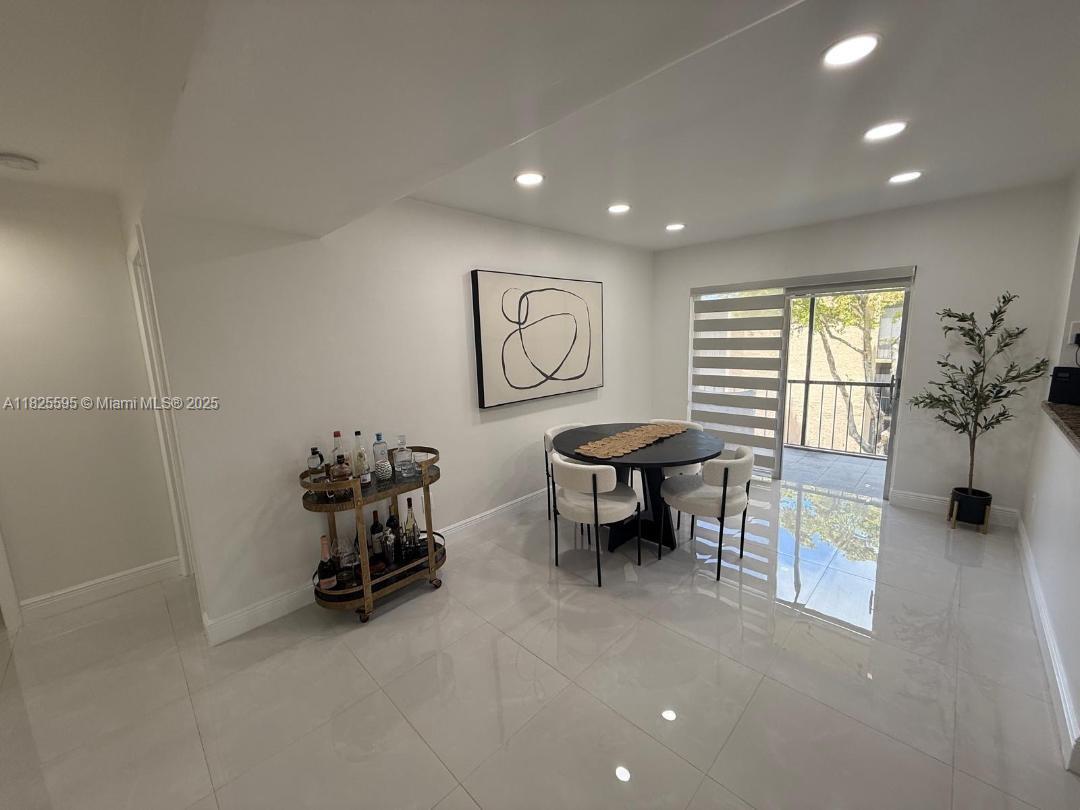 8401 SW 107th Ave 364E, Miami, FL, 33173/$324,900 3 8401 SW 107th Ave 364E