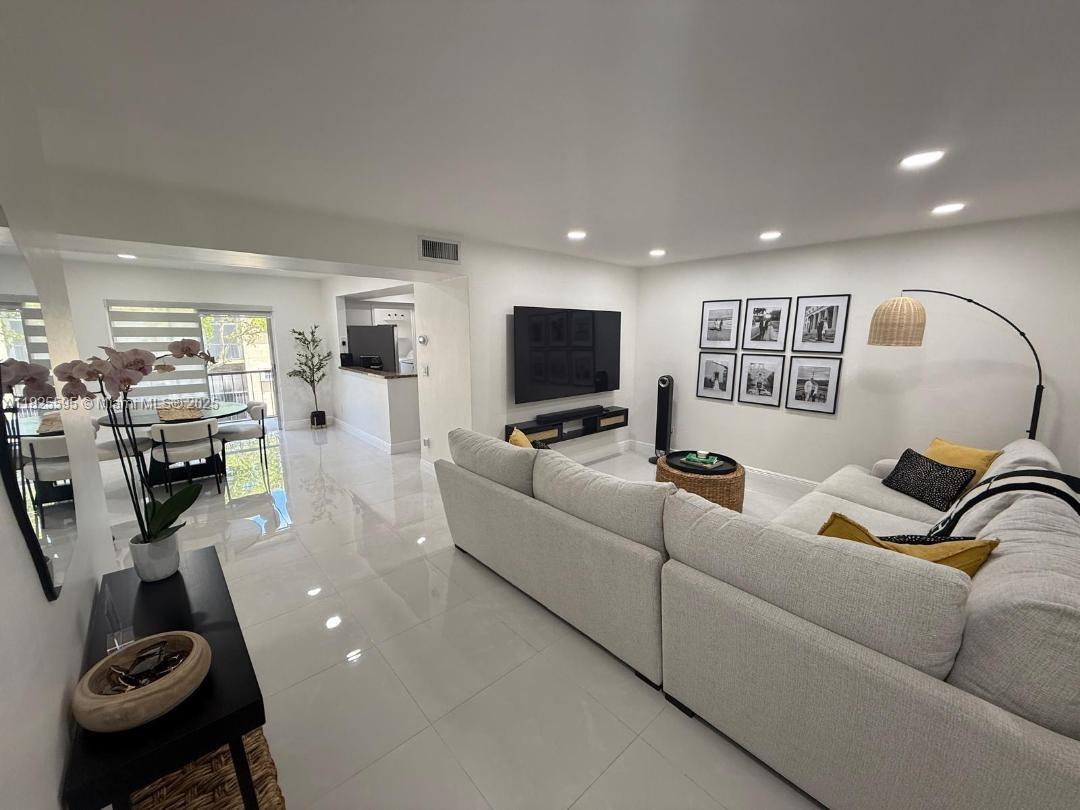 8401 SW 107th Ave 364E, Miami, FL, 33173/$324,900 1 8401 SW 107th Ave 364E