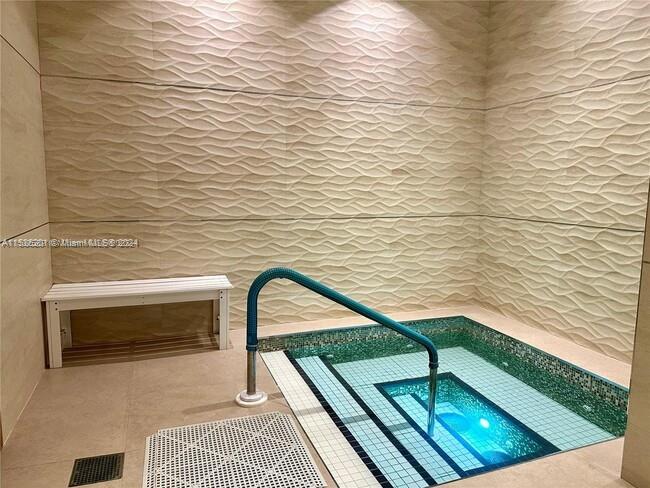 MAJESTIC TOWER - Residential