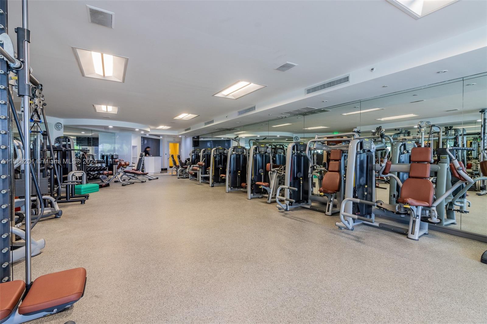 MAJESTIC TOWER - Residential